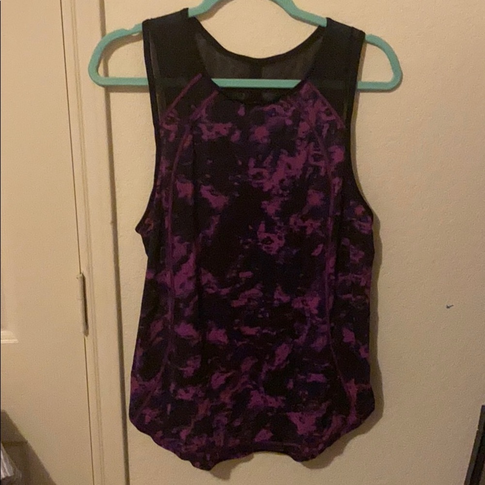 I’m selling this Lululemon shirt.